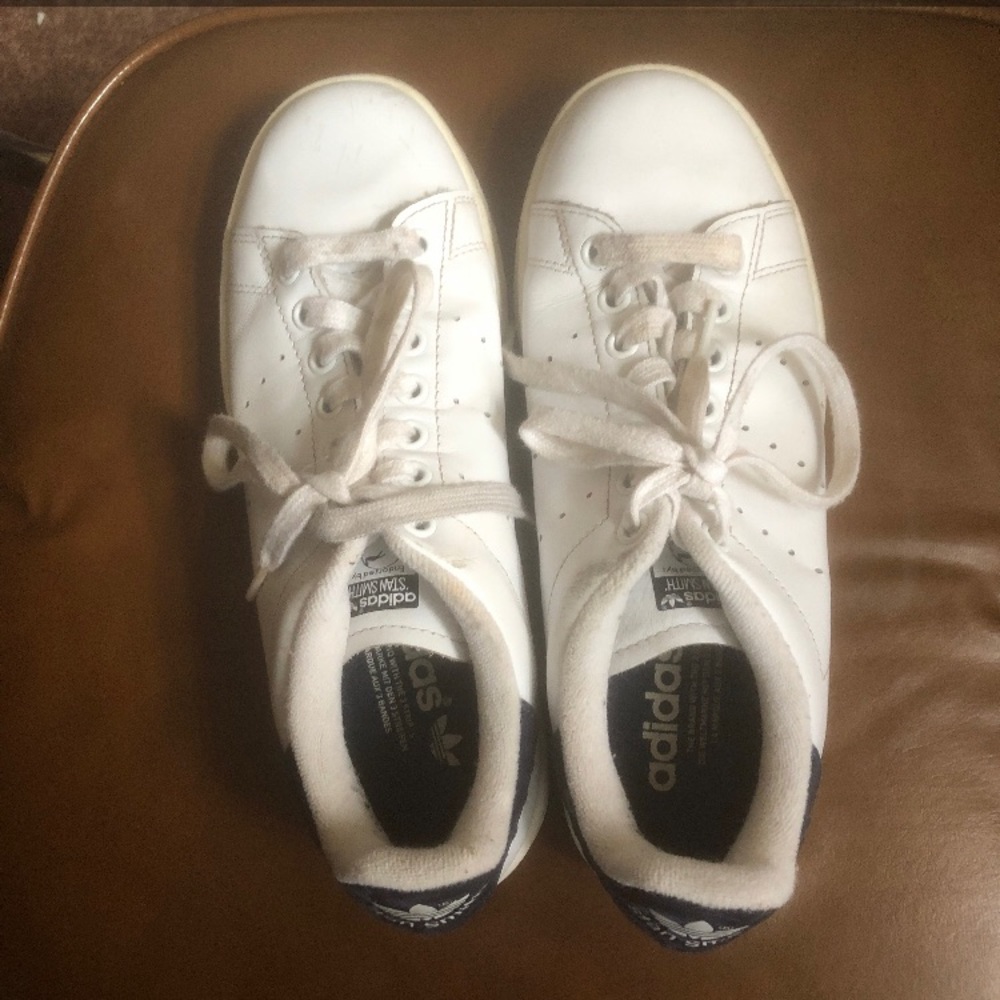 White adidas Stan smiths(with navy back)✰